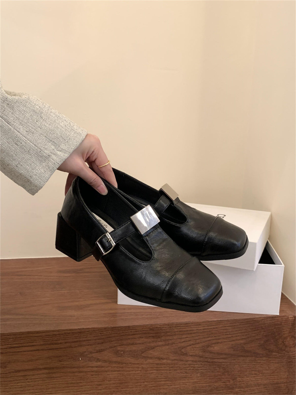 2025 Evening Wind Square Head Thick Heel Soft Leather Metal Buckle Mary Jane Shoes Women's Spring and Autumn New Light Mouth T-Buckle Strap Single Shoes