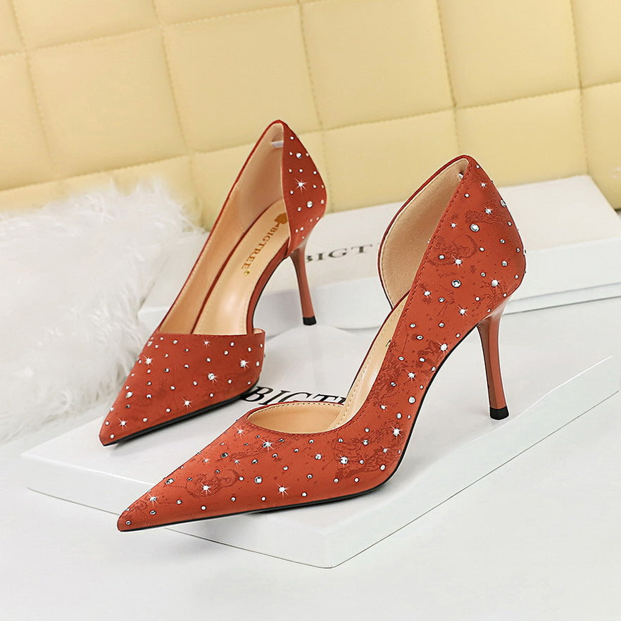 2025 8237-2 Korean version of fashion banquet women's shoes, high heels, thin heels, shallow mouth, pointed silk and satin side hollow rhinestone single shoes, women
