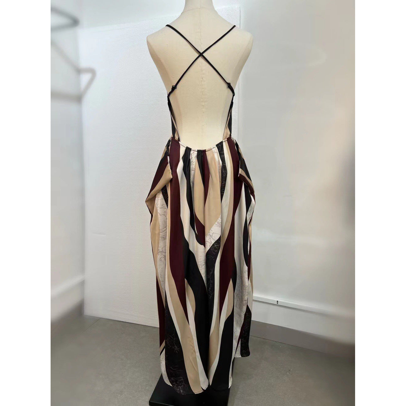 2025 Classical cold feeling retro distant mountain dai dou stacked silk satin niche design abstract printing stand-up dress