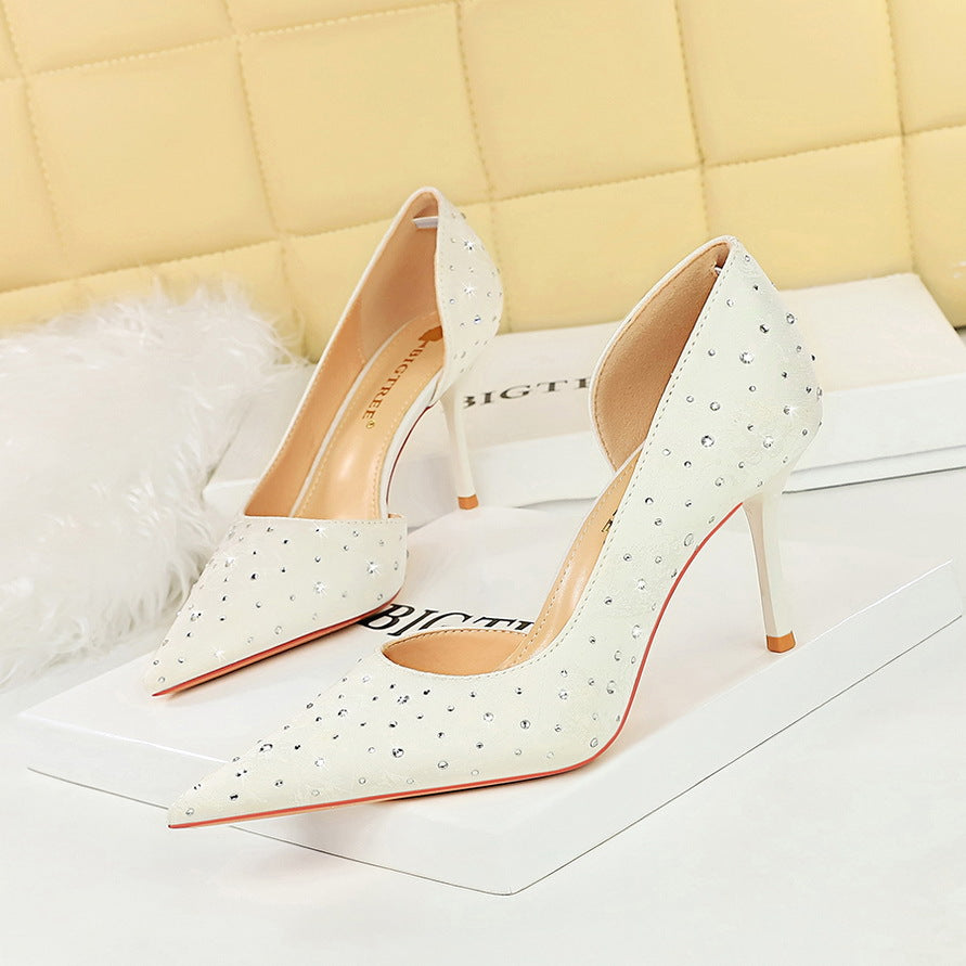 2025 8237-2 Korean version of fashion banquet women's shoes, high heels, thin heels, shallow mouth, pointed silk and satin side hollow rhinestone single shoes, women