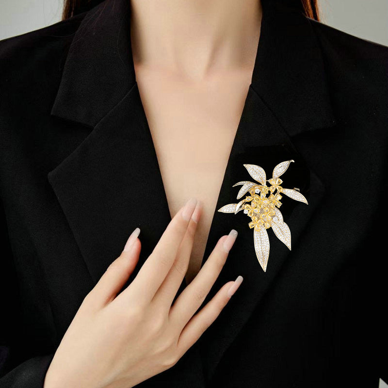 2025 Elegant gold osmanthus slightly inlaid zircon brooch, high-end fashion flower suit coat pin, versatile cheongsam accessories