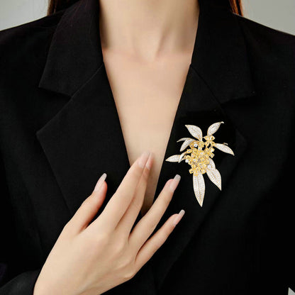 2025 Elegant gold osmanthus slightly inlaid zircon brooch, high-end fashion flower suit coat pin, versatile cheongsam accessories