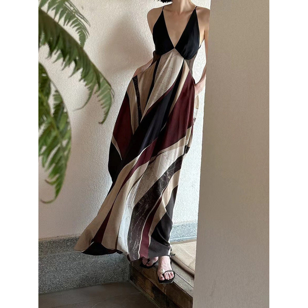 2025 Classical cold feeling retro distant mountain dai dou stacked silk satin niche design abstract printing stand-up dress