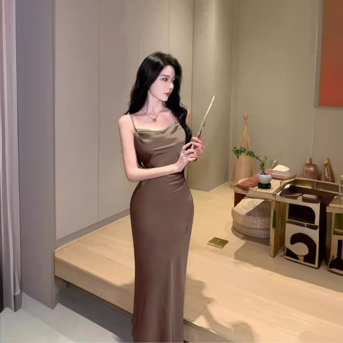 2025 high fashion temperament niche suspender skirt 2025 new commuter simple slim and thin medium and long skirt