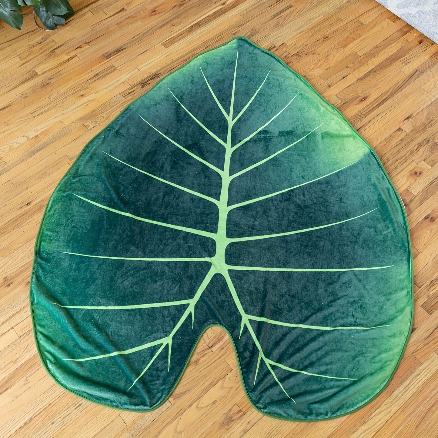 1pc Vibrant Green Leaf-Shaped Plush Blanket - Soft, Warm, Cozy Throw for Couch, Bed, Sofa, Traveling, and Outdoor Activities - Perfect for Chilly Evenings, Camping, and Picnics